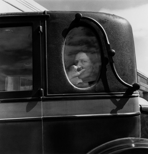 Women through the lens of Dorothea Lange:Ex-Slave with a Long Memory (1938)Shipyard Worker (1943)Vol