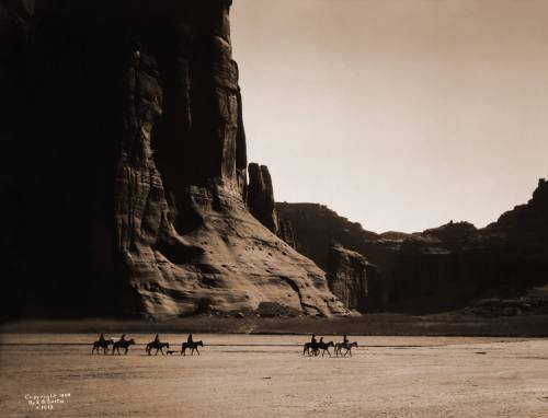 Navajo riders in the Canyon de Chelly, Arizona. 1904, photo taken by Edward Curtis.