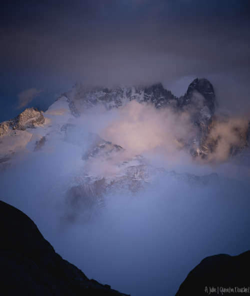 L'Aiguille Verte dans les nuages.(Massif du Mont-Blanc - Octobre 2021).A Julie…© Quentin Douc