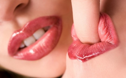 lezbilicious:  The lips of wanton lust