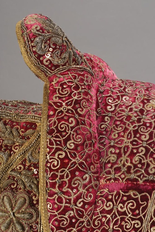 treasures-and-beauty:Ceremonial saddle, 17th c. Hungary, embroidered silk velvet