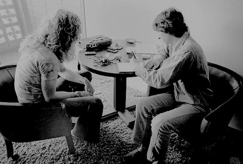 Stephen Davis interviewing Robert Plant at the Continental Hyatt House in March 1975. © Peter Simon
