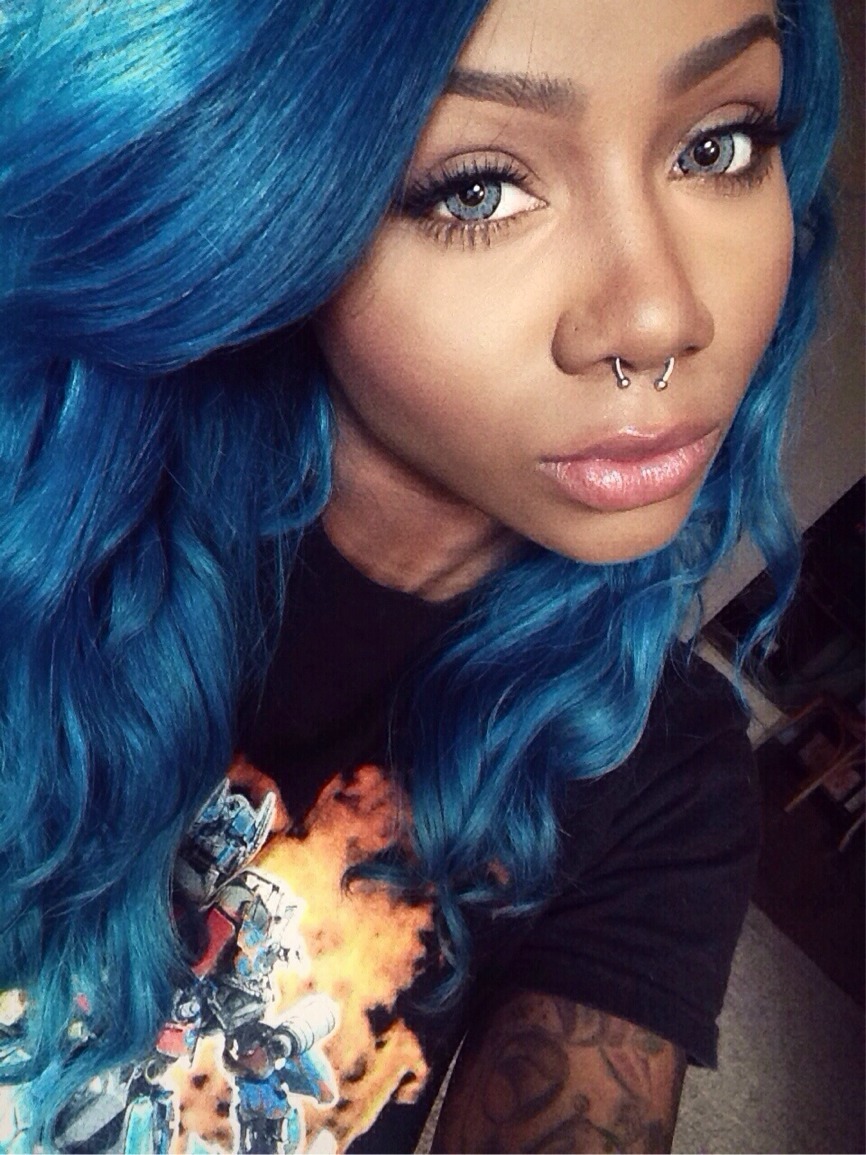naturallyaprincess:  black girl x blue hair 