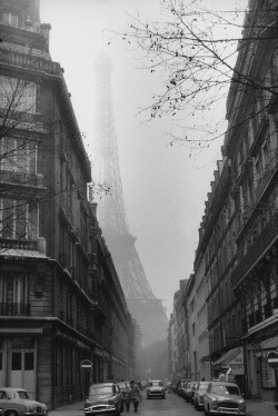 m3zzaluna:  foggy paris, n.d. photographer unknown