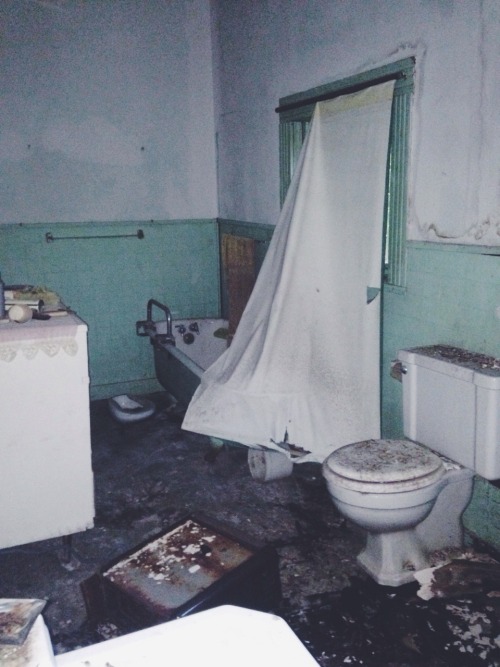 roacheell:me and my best friend explored this awesome abandoned two story house and it was awesome
