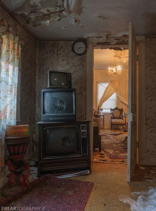 abandonedandurbex: Abandoned House in Ontario with power still on. Bullet holes in the TVs  839x1136 Source: https://openpics.aerobatic.io/ 