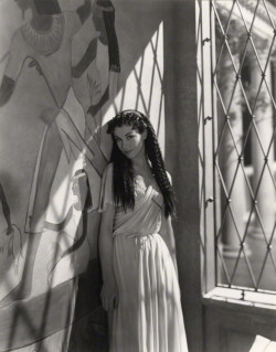   Use this image   Vivien Leigh as Cleopatra