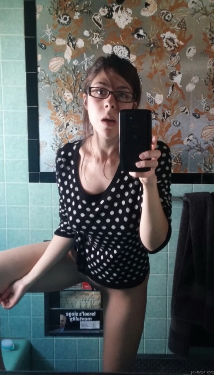 jmonad:  A classic selfie slut. 