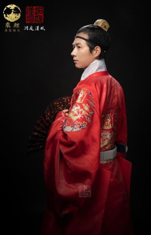 fouryearsofshades:明制團龍補圓領袍 by 洞庭漢風漢服Ming-style circular collar robe. Note the 外摆waibai (the “wings” 