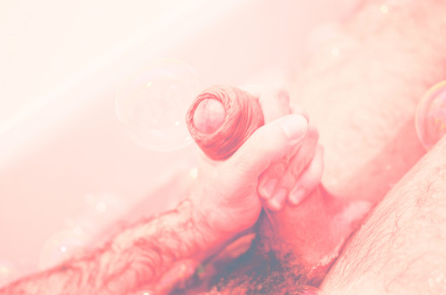 20-cm:  nsfjp:  Bubbling Hot Pt.1 with SáJoão by me, JP, for nsfjp.tumblr.com  Para ouvir: No Doubt - Bathwater 