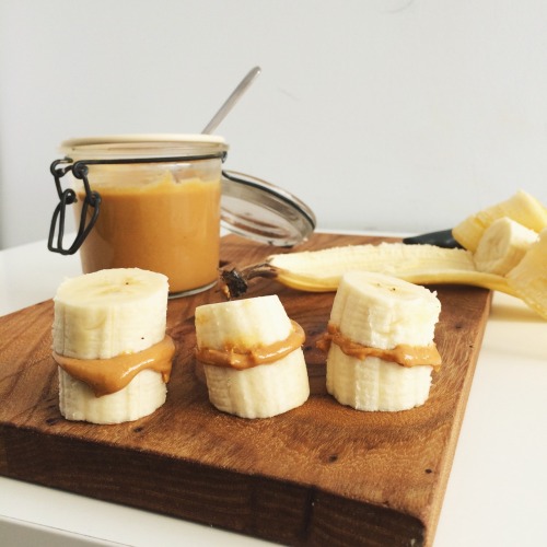 iamnotover:  Banana + homemade peanut butter ‘sandwiches’ 🙏🙏 