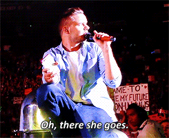 liammix:  The fan’s sign: It’s my birthday, take a selfie with me? +