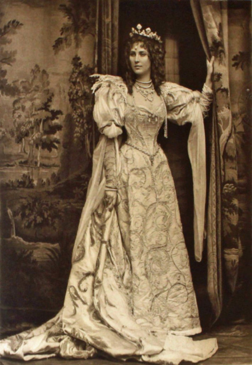 lacedheartt:Duchess of Devonshire’s Jubilee Costume Ball 1897.