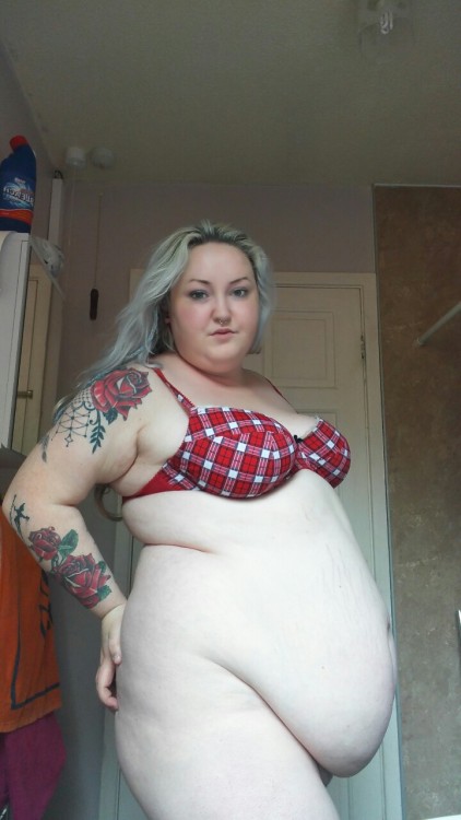 littlemiss-eat-a-lot:  1309-blue-prints-xo:  littlemiss-eat-a-lot:  My bellys getting so huge these days!  beautiful, utter beauty! & cute bra too! 😊  Bras from fashion world !!! Thankyou x