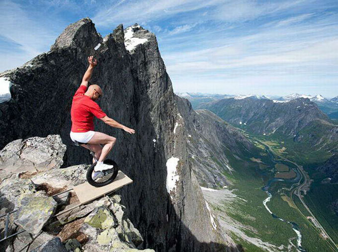 Unicycling on a cliff edge at 1,400 metres.
Norway’s Eskil Ronningsbakken is known for his physical feats of balance on dangerous cliffsides. How does he do it?
Watch our video on the power of thought for...