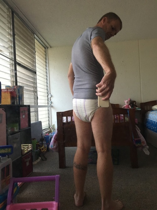 dl-park:  Seriously need my diaper changed!   VERY sexy diapered man