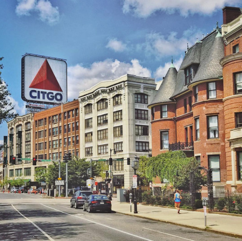 joyfullypearl:vivrearia: Kenmore Square, Boston i fucking miss my city 