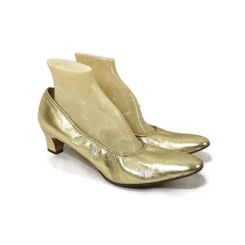 Gold leather pumps 9-10 Link in profile or message to purchase#1960s #60sshoes #60spumps #goldshoe