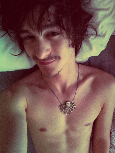 atomarxculo:  ¡Que bueno esta este cabronazo!, es el típico pive delgadito y tal pero con un morbazo increíble, y me quede flipando cuando vi su cuerpo, es similar al mío…  Pueden encontrarlo aquí : http://snotferret.tumblr.com/