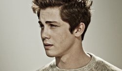 annie1720:  Logan Lerman en We Heart It.