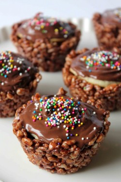 thecakebar:  Honey &amp; Nutella Rice Krispies Cupcakes  These are cupcakes inside rice krispie nests! 