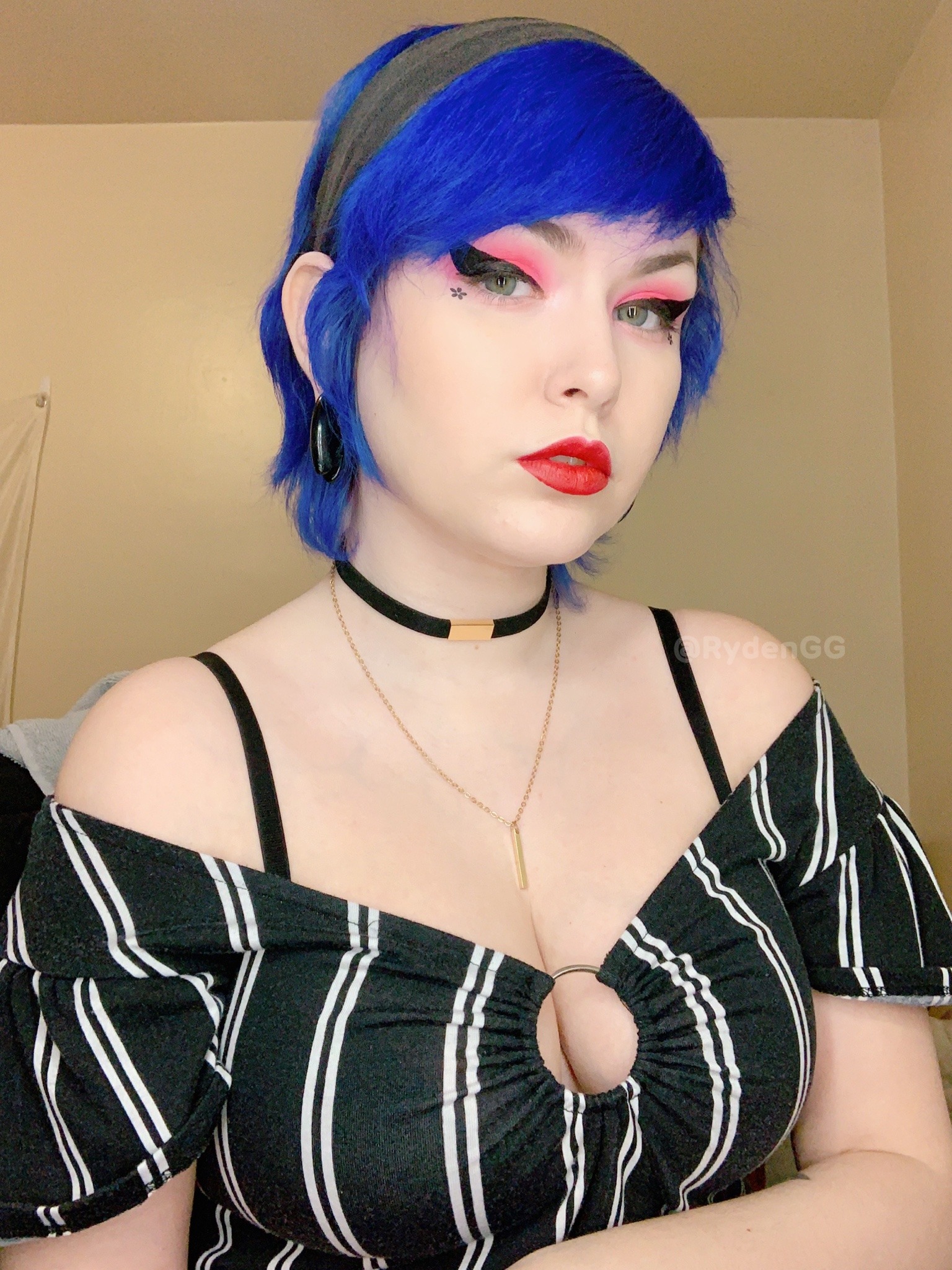 rydenxo:we’ve gotta lean into the love a little before we die 💙😌✨ ((my links // my wishlist))