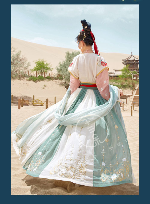 hanfu-asks:Hanfu from 十三余 小豆蔻儿Here’s an examples of how you can sew alternating panels togethe
