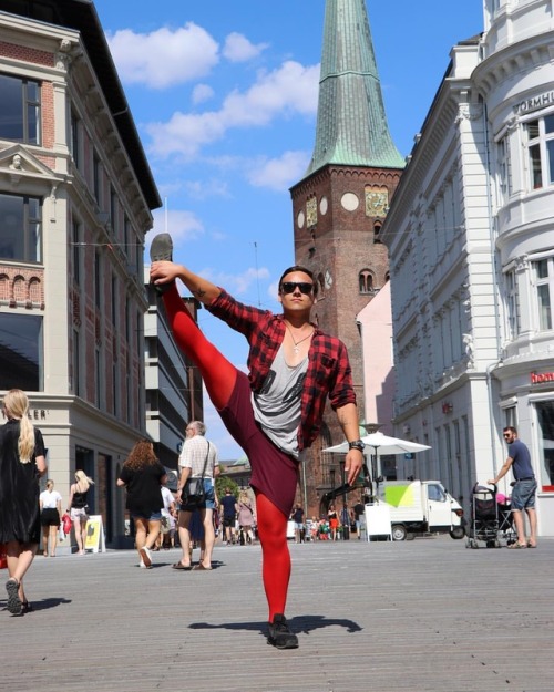 Street acrobatics with Jonas •“I am a Danish male gymnast< Every now and then I use tights >”