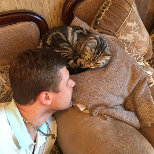 Ilya Bryzgalov and his cat, Vasiya, on Bryzgalov’s 37th birthday(Source: instagram.com/vasiya_