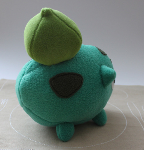 ubersaur:  craftdog:  BULBASAUR DERP PLUSH Here’s derpy Bulbasaur! Second of my little series. Enjoy the pics!  i want this so bad 