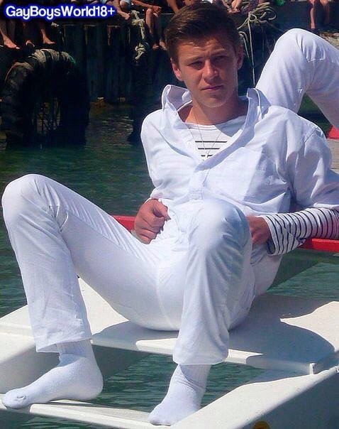 gaysexwithsocks:  Sexy lad. 