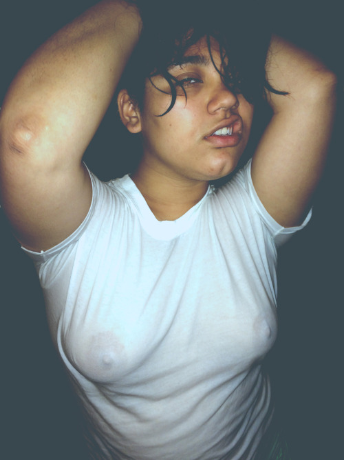 lucymaze:  me in my wet tee :)