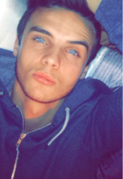 straightsnapchatlads:  Last Post Till 1,000 Followers Just 100 and a few away 😘 Blue Eyes From Dublin 😍