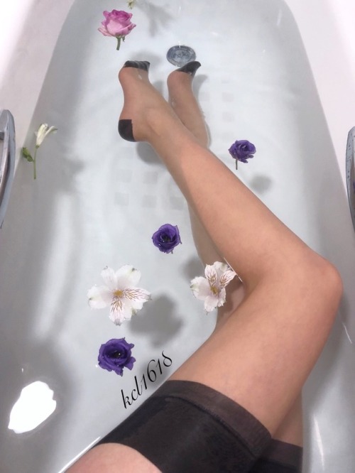 kcl1618x:Fully fashioned stockings underneath seamless tightsCome bathe with me x
