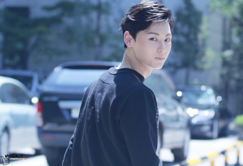 140711 [Photo] #뉴이스트 Minhyun - Going to Music Bank credit: twitter.com/950809_com DO NOT EDIT AND 
