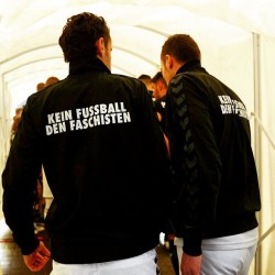 stpauligram:Starke Jacke! #KeinFussball #fcsp #fcspfsv #25JahreFanladen by fcstpauli http://ift.tt/1GPGmO6