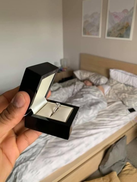 Boyfriend photobombs girlfriend with engagement ring for a Month without her knowing