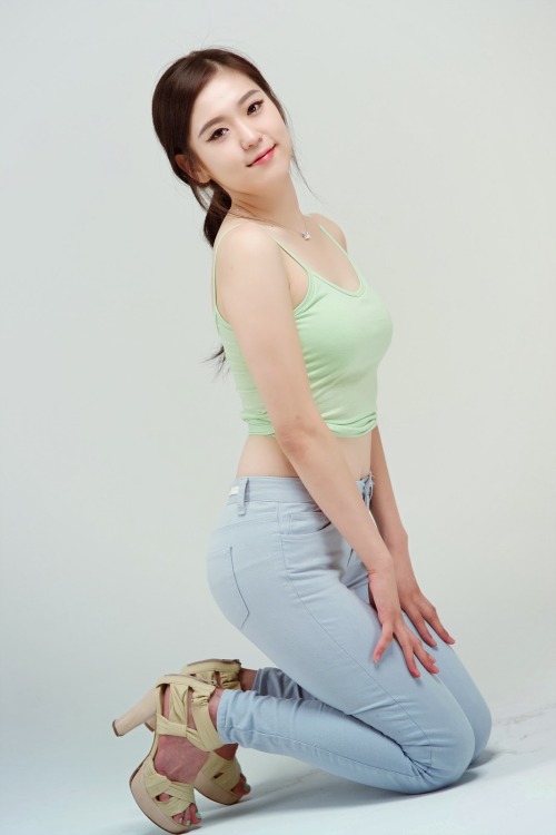 Joohee in a green sleeveless t shirt and jeans. asianhotstar.com/joohee-in-a-green-sleeveless