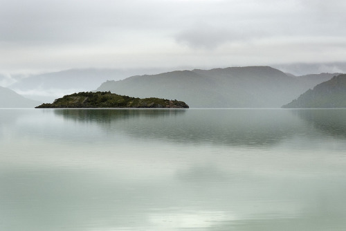 estimfalos:Morning on Lake Nordenskjold