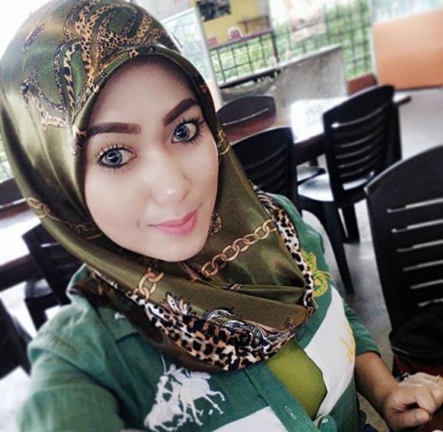 awekcomel:Random hijab girls