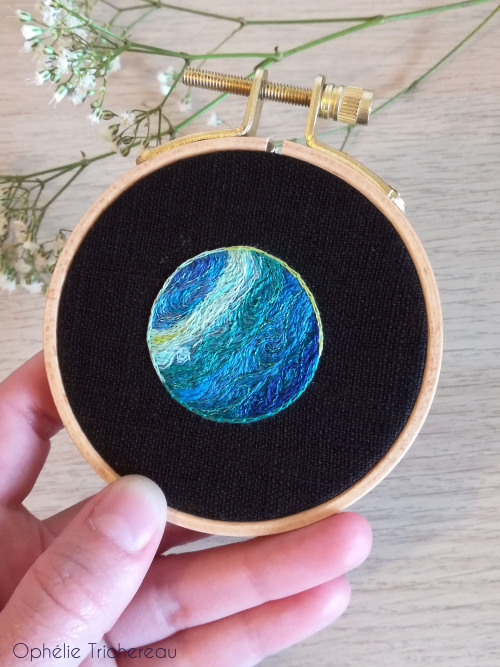  “Uranus”Hand embroidery.DMC embroidery threads on linen.Frame : 8cm in diameter.Planet 