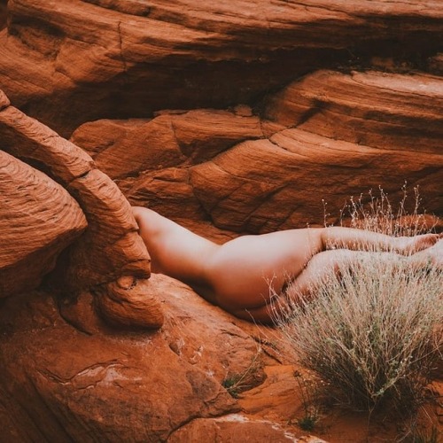 socalsummers:  Silver lining to my day @corwinprescott sent me some photos from our shoot in Valley of Fire and they are so beautiful. Make sure to check out his page and patreon! #artisticnude #plussizemodel #honormycurves #artphotography  (at Fallon,