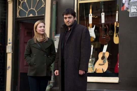 📸 A previously unseen promotional photo of Robin Ellacott (Holliday Grainger) & Cormoran Strike (Tom Burke) in Strike: The...