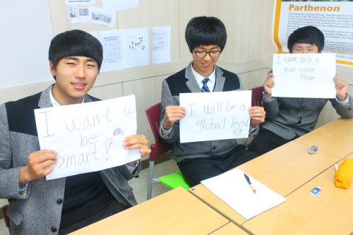 koreanstudentsspeak:Left:I want to be smart!Center:I will be a global leaderRight:I want to be a goo