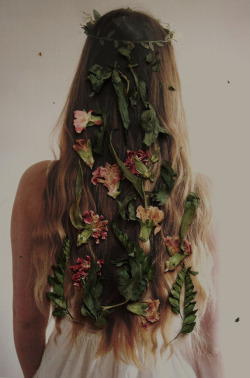 lastsixfifty:  Flowers in hair | (by Elle