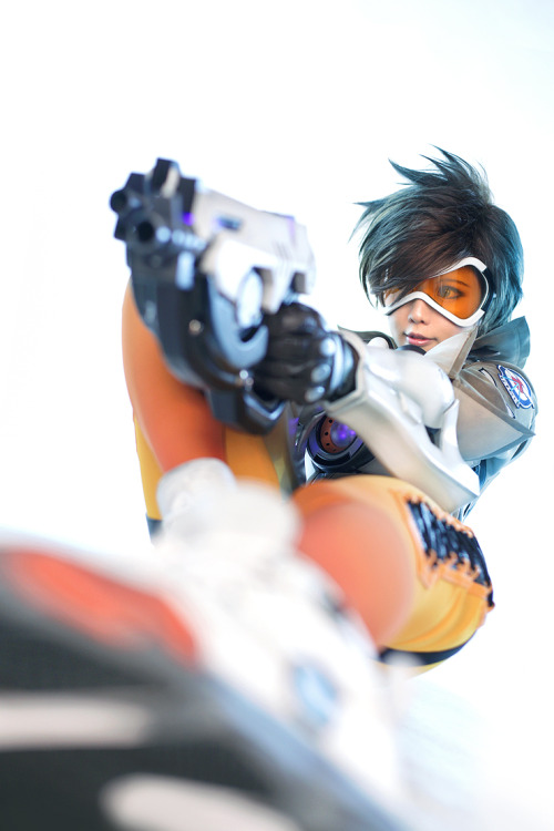 XXX theomeganerd:  Overwatch Tracer Cosplay by photo