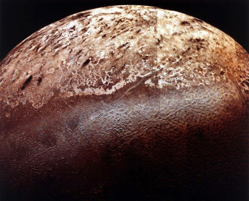 Triton It is the only large moon in the Solar System with a retrograde orbit, an orbit in the direct