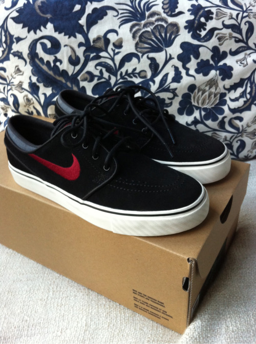 takemyhanddreamer:  hello new janoski black/team porn pictures