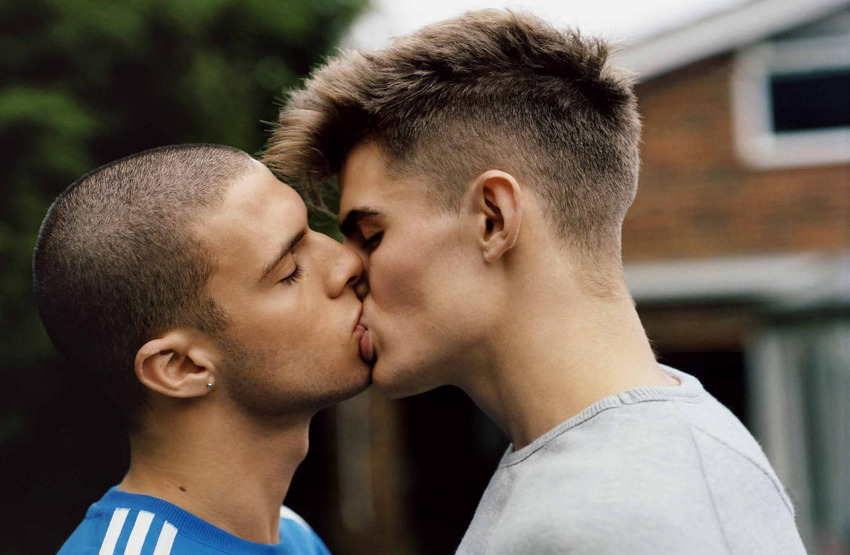 jihelle:  “The Perfect Kiss” by Alasdair McLellan for British magazine, Man About