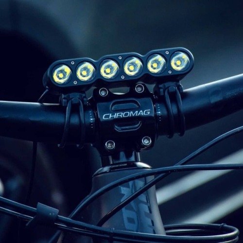 mountainbikeresheaven: Love the look of this all black combo. So stealthy, until you turn on the lig